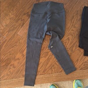 ALO Yoga Gray Leggings with Wide Waistband and Full-Length Design
